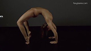 Russian model Zina Nehuschova demonstrates how flexible she is