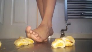 Teen feet crush/stomp