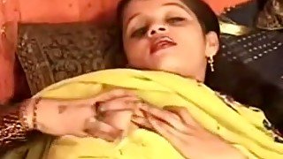 Playful Indian chick demonstrates her great body in sari