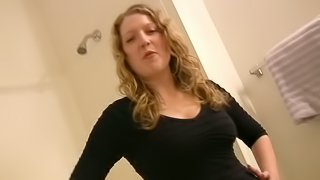 Busty blonde shows off her sexy body in amateur solo clip