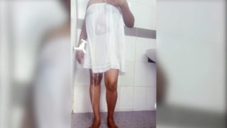 Sri lankan sexy bath with under skirt  යට සායක් ඇදන් නාන ශානි අම්මො ඒ ආර්තල් එක