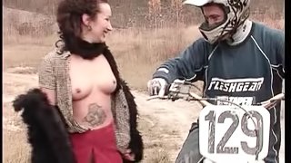 Randy brunette with piercing gets pussy banged outside