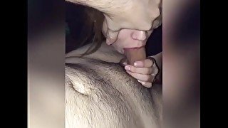 Se la chupo a mi vecino mientras mi novio no está sloppy blowjob homemade 