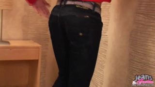 Tiny teen missy slipping out of her skinny jeans