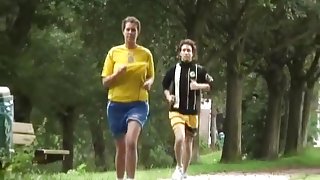 Volle meid verwend na het joggen