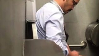 Str8 spy daddy in public toilet