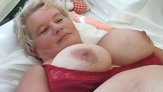 Curvy mature bbw granny drilling her pussy using toy
