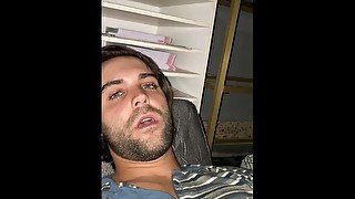 Cara de placer de hetero guapo de ojos azules