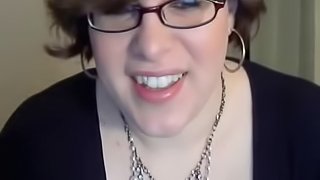 Nerdy webcam plumper lies back and masturbates her twat