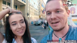 Junge Au Pair Studentin abgeschleppt beim Blinddate auf der Straße von Berlin
