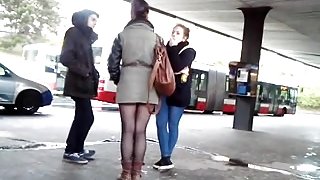 Young sexy legs near metro) Sexy Beine an der U-Bahn)