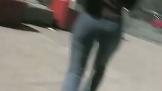 Sexy babe in tight jeans caught on candid street cam