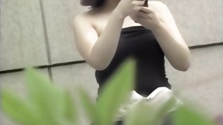 Boob sharker uncovered her tits while she cheked her phone