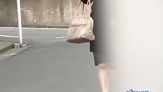 Gorgeous Japanese woman getting sharking gift from lustful stranger