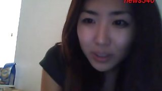 Stunning Asian slut shows off her bra on free sex chat