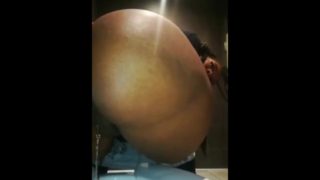 Sexy ebony using public bathroom in mcdonalds to take a piss/ fetish lovers. Onlyfans/destiny8336 