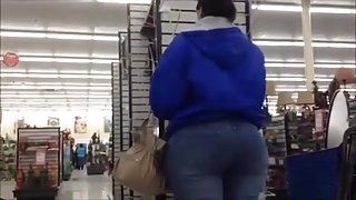 MILF ASS IN TIGHT JEANS