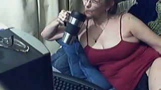 Lustful flabby webcam granny plays with her loose cunt for me