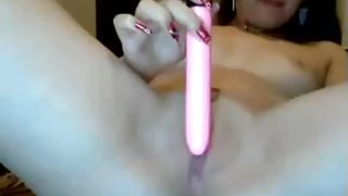 Sexy lady uses toys to cream her pussy on cam