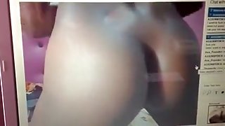 Webcam ebony bitch entertains herself by toying her asshole