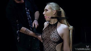 BDSM slut Delirious Hunter is made to be brutally mouthfucked