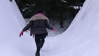 Chick in her winter clothes finds a way to masturbate in the snow