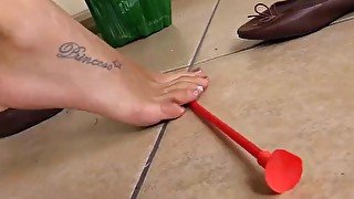 Barefoot squaw cosplayer uses toes to throw arrows