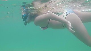 BF gives petite brunette sexy snorkeling lesson in public