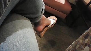 Dangle while waiting for food