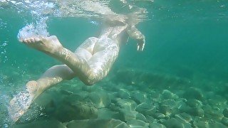 Slim girl swims naked in sea and masturbate her pussy