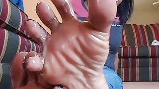 Sexy ebony oiled feet