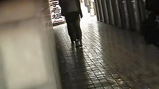 Hot babe got shuri sharked inside of a pedestrian passage