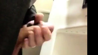 Str8 daddy cum in public toilet