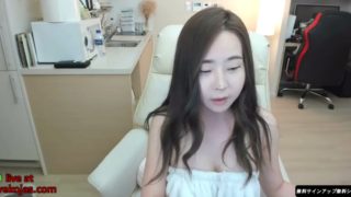 Korean busty teen camgirl loves to show her body