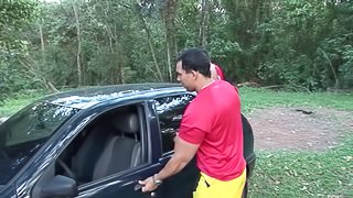 Buffed fellow seduces a cute hunk for an outdoor sex session