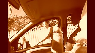 A dude jerks his dick off in a car and lets people watch him