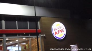 SEXO PUBLICO + BURGER KING+ SONIDO DE LLUVIA = MAMADA PERFECTA PORNHUB ZONE