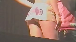 Voyeur video from a live concert catches some upskirts