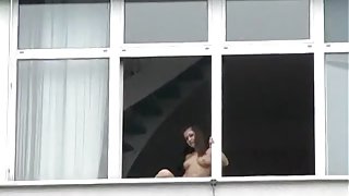 Mutprobe - Am Fenster gestrippt