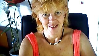 mature masturbates on webcam