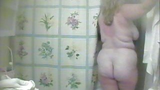 Fat sunburned mature housewife takes shower on hidden video