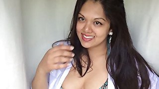 Curvy alluring beautiful Indian babe flashes her tits and awesome rack