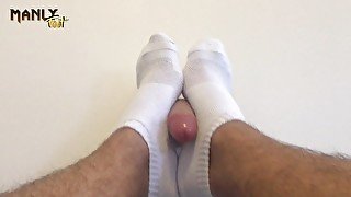 CAN I GIVE YOU A FOOT JOB? - REALISTIC 6” DICK - NO LUBE SOCKED & RAW MALE FOOTJOB - MANLYFOOT 🦶