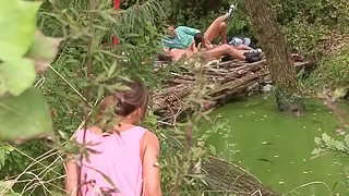 Natural babe lets her new buddies bang her on the local river
