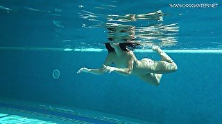 Russian swimming girl Jessica Lincoln show striptease under the water