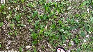 Cammino a piedi nudi nell'erba in pubblico e ti mostro le mie piante dei piedi sporche