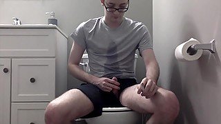 Young twink pisses all over himself on toilet