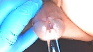 尿道にガラス棒を入れるところをドアップで撮影。Take a video of putting a glass rod in the urethra.