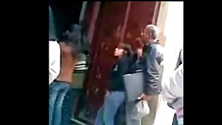 Chica se deja dar arrimones por anciano en la iglesia