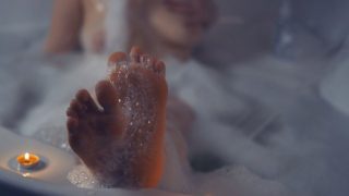 Эротик - видео : одна в ванной  Murstar